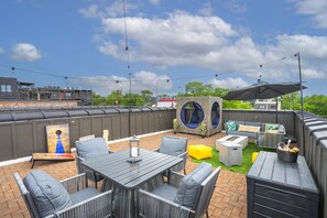 Outdoor dining - Chic Double Rooftop Home with Downtown Skyline Views (Nashville)