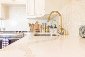 Refrigerador, horno, lavavajillas y cafetera y tetera 