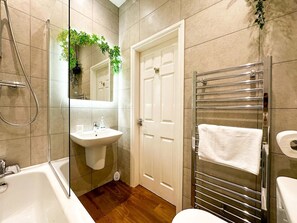 Combined shower/bathtub, hair dryer, towels, soap - Lovely 2-bedroom holiday apartment in Whitby (Whitby)