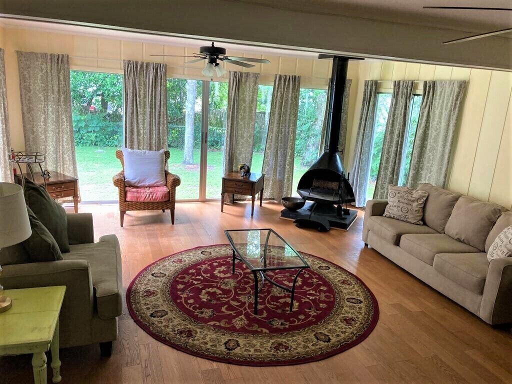 Quaint walk to downtown Mount Dora single story home / Family friendly