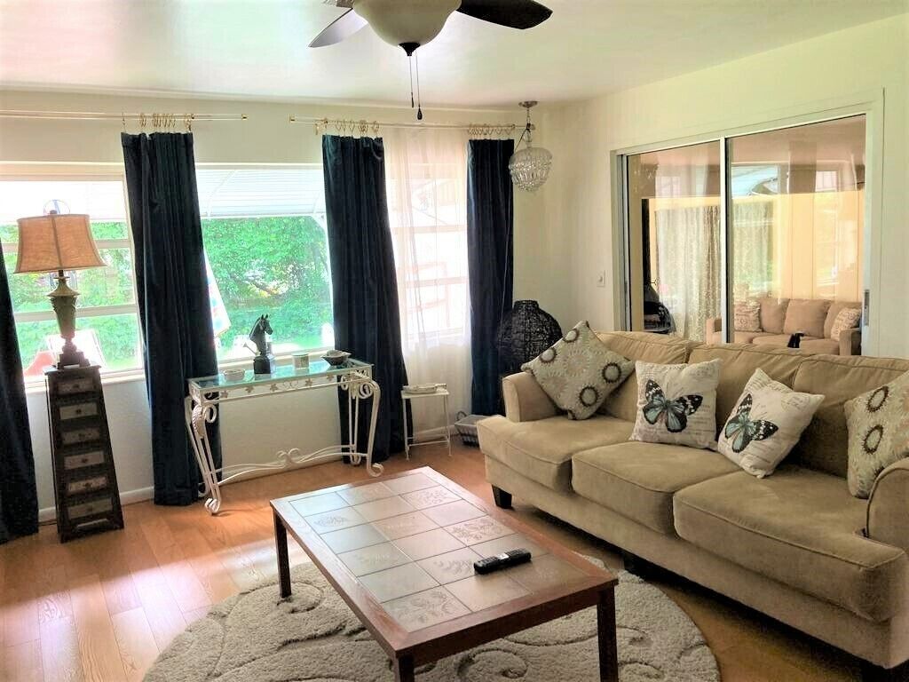 Quaint walk to downtown Mount Dora single story home / Family friendly