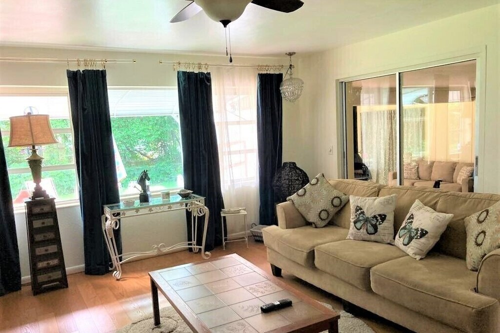 Quaint walk to downtown Mount Dora single story home / Family friendly
