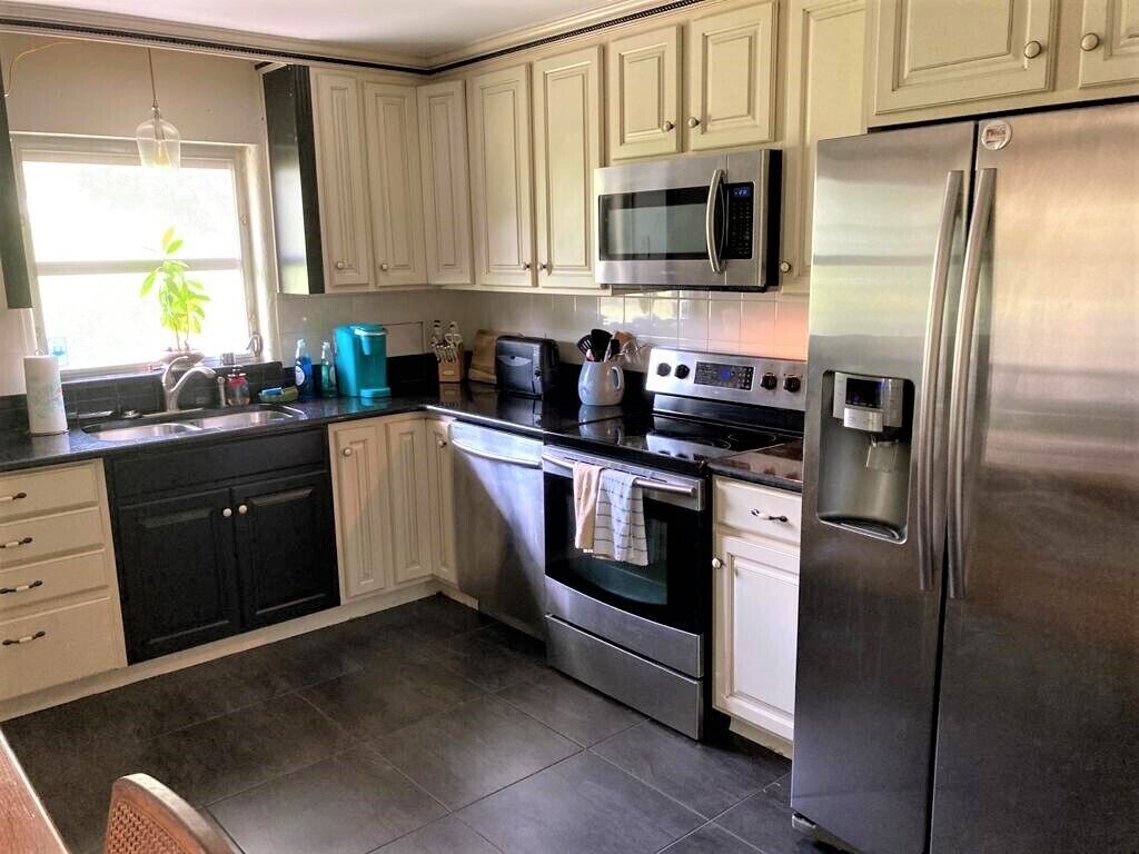 Quaint walk to downtown Mount Dora single story home / Family friendly