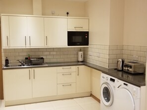 Fridge, microwave, electric kettle, toaster - London Luxury Apartment Sleeps 4, 1 Min from Redbridge Station (Ilford)