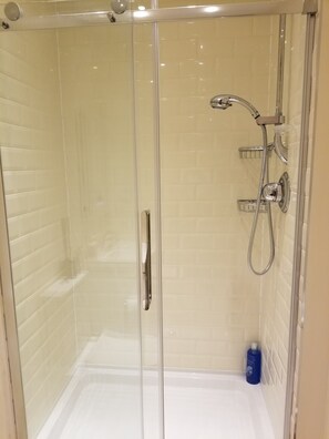 Shower, hair dryer, towels, soap - London Luxury Apartment Sleeps 4, 1 Min from Redbridge Station (Ilford)