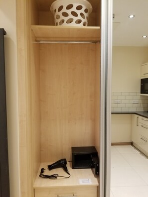 Interior - London Luxury Apartment Sleeps 4, 1 Min from Redbridge Station (Ilford)