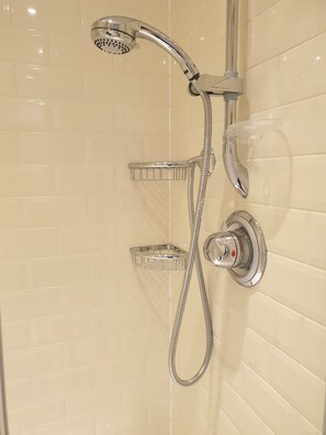 Shower, hair dryer, towels, soap - London Luxury Apartment Sleeps 4, 1 Min from Redbridge Station (Ilford)