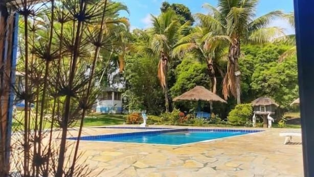 Outdoor pool, pool umbrellas - Hotel Fazenda Casa Nova (Queluz)