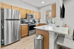 Køleskab, mikrobølgeovn, ovn, kogeplade