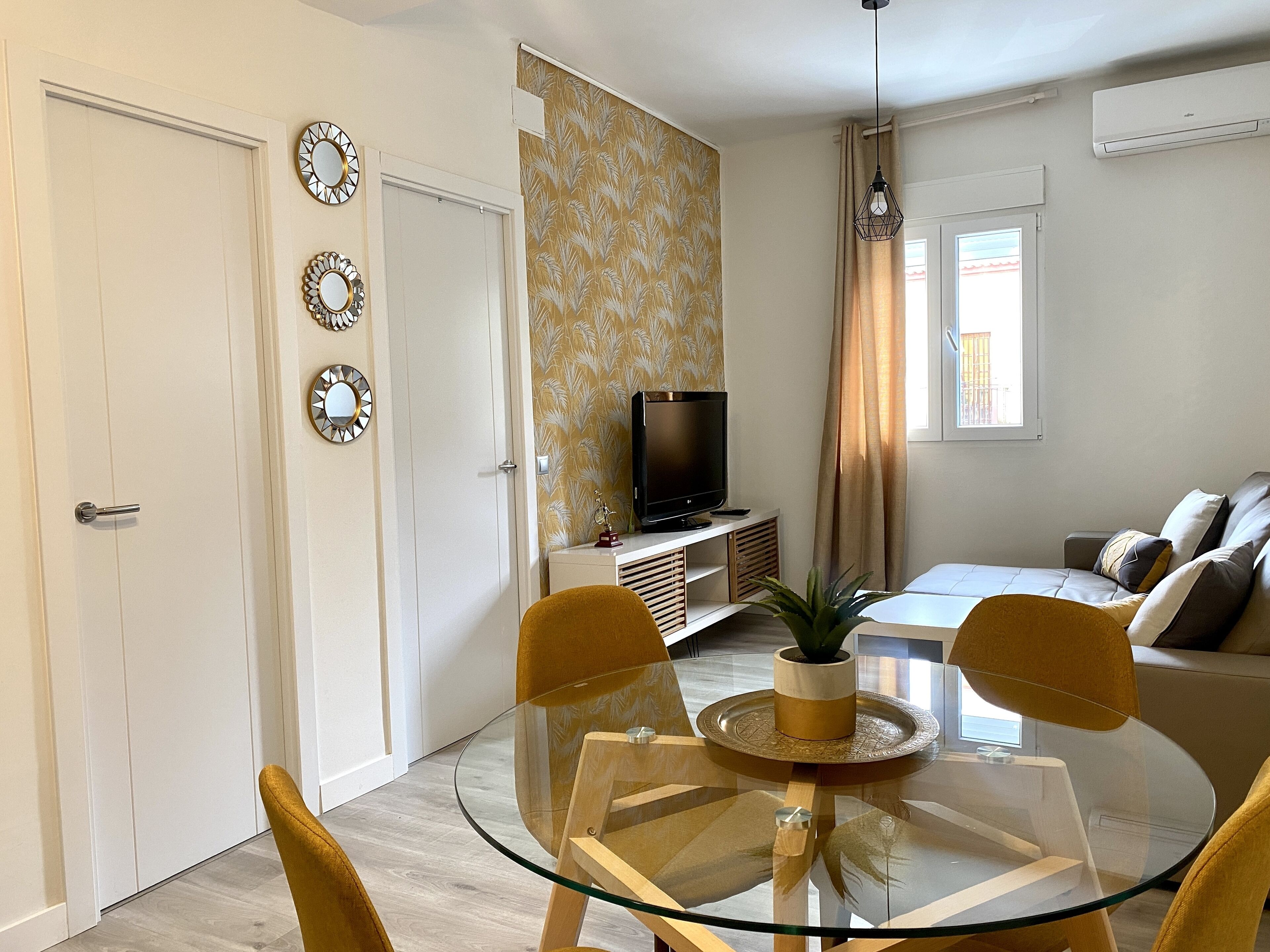 APARTMENT WITH 2 BEDROOMS IN TRIANA, NUEVO, WIFI, VERY CLOSE TO GUADALQUIVIr AND THE CENTER