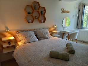 2 makuuhuonetta, työpöytä, ilmainen Wi-Fi