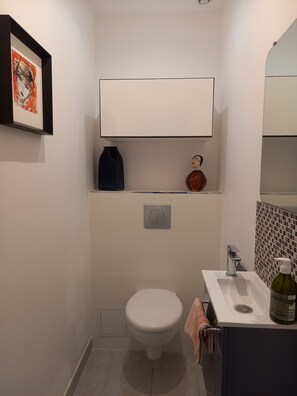 Suihku, saippua, vessapaperi