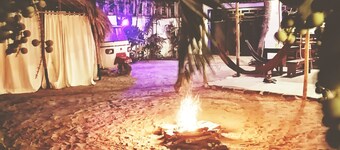 entire accommodation: Eco-Hut with campfire, 100 meters from the beach