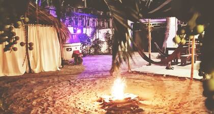 entire accommodation: Eco-Hut with campfire, 100 meters from the beach