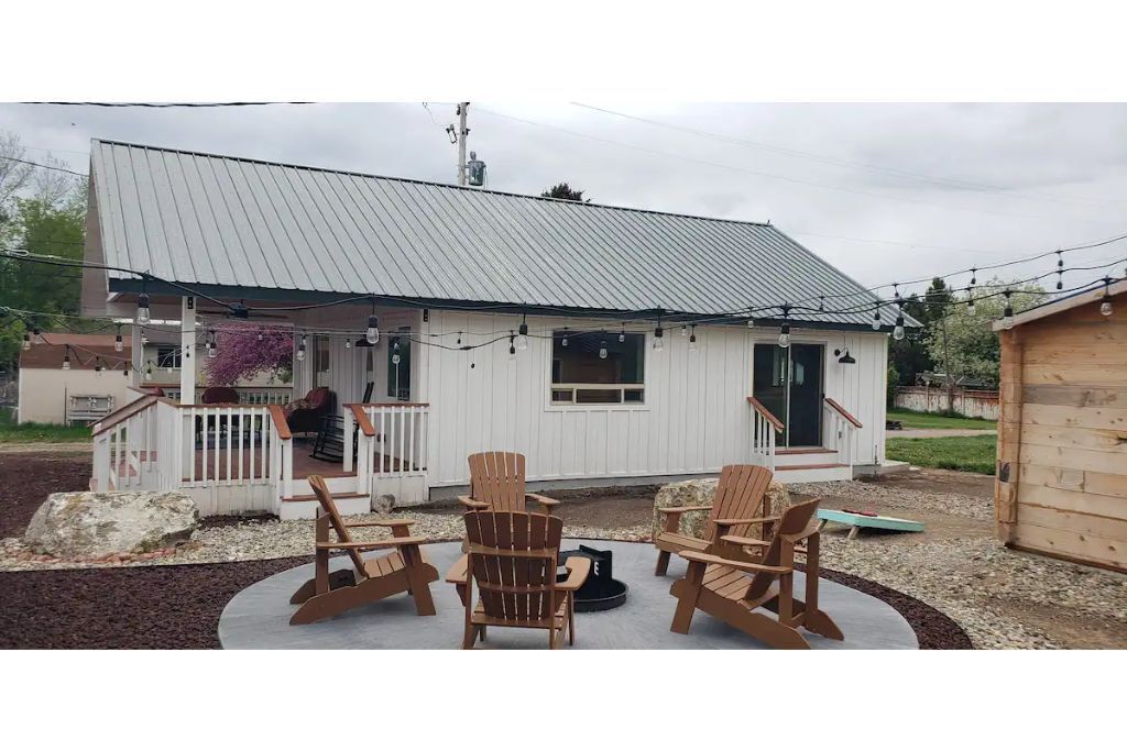 Lava Hot Springs Country Farmhouse 2 bedroom, sleeps 8.