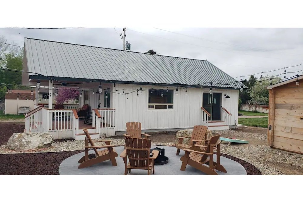 Lava Hot Springs Country Farmhouse 2 bedroom, sleeps 8.