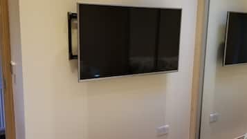 1 bedroom, in-room safe, iron/ironing board, free WiFi