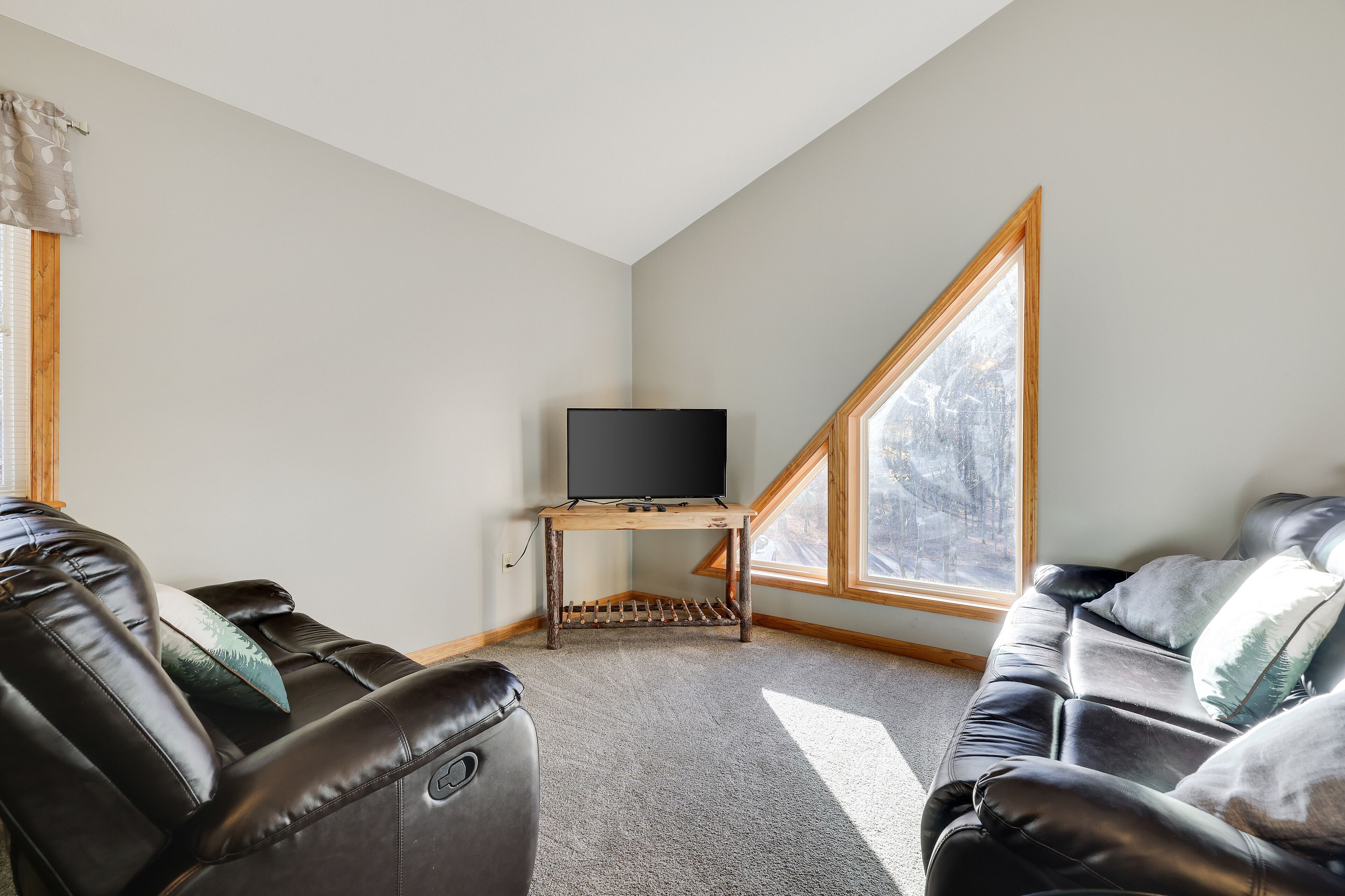 Cozy Poconos Chalet - W/hot Tub, Sauna, & Lake Access! - Pennsylvania