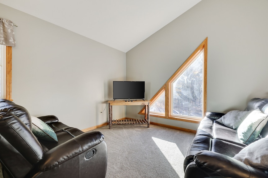 Cozy Poconos Chalet - W/hot Tub, Sauna, & Lake Access! - Pennsylvania