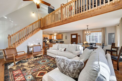 Cozy Poconos Chalet - w/Hot Tub, Sauna, & Lake Access!