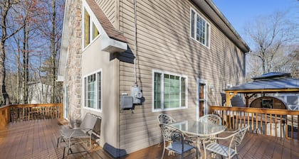 Cozy Poconos Chalet - w/Hot Tub, Sauna, & Lake Access!