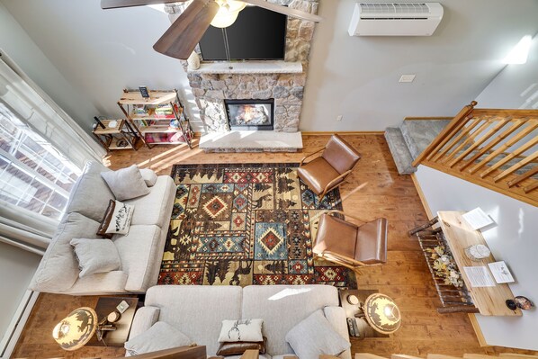 Smart TV, chimenea, videojuegos y libros 