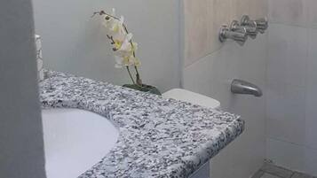 Shower, rainfall showerhead, free toiletries, towels