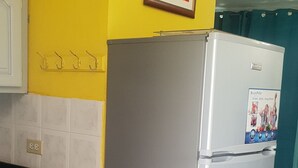 Refrigerador con congelador, microondas, horno y tostadora