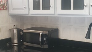 Refrigerador con congelador, microondas, horno y tostadora