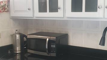 Full-sized fridge, microwave, oven, toaster