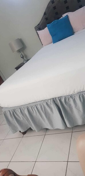 Comfort Apartment | 1 bedroom, desk, laptop workspace, blackout drapes - Gated Studio By The Pavillian Mall Near US Embassy Liguanea Kingston (Kingston)