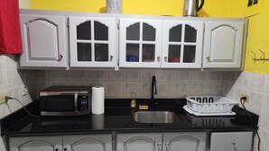 Suite Confort | Cocina privada | Refrigerador con congelador, microondas, horno y tostadora