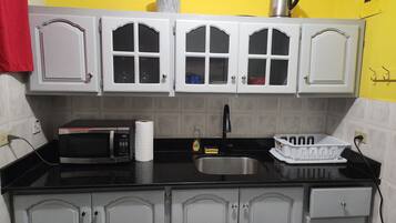 Comfort Suite | Dapur peribadi | Peti sejuk/penyejuk beku saiz penuh, ketuhar gelombang mikro, ketuhar