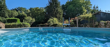 Una piscina al aire libre, una piscina climatizada