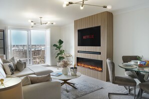 Smart-TV, Kamin, Bücher, Stereoanlage