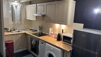 Een koelkast, een magnetron, een oven, een kookplaat