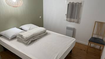 2 slaapkamers, geluiddichte muren, een strijkplank/strijkijzer, wifi