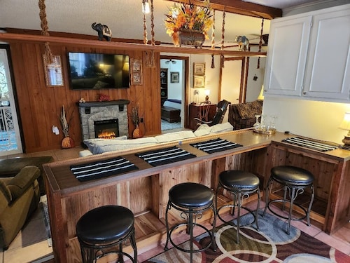 Cottage in the Woods, Safe area, on 6 acres, Free Parking.