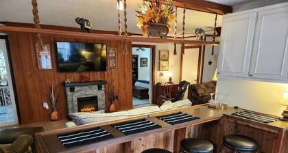 Cottage in the Woods, Safe area, on 6 acres, Free Parking.