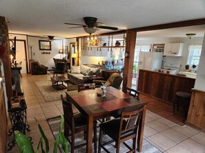 Smart TV, caminetto, libri