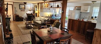 Cottage in the Woods, Safe area, on 6 acres, Free Parking.