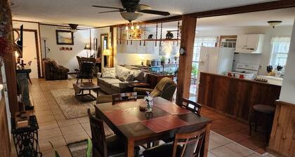 Cottage in the Woods, Safe area, on 6 acres, Free Parking.