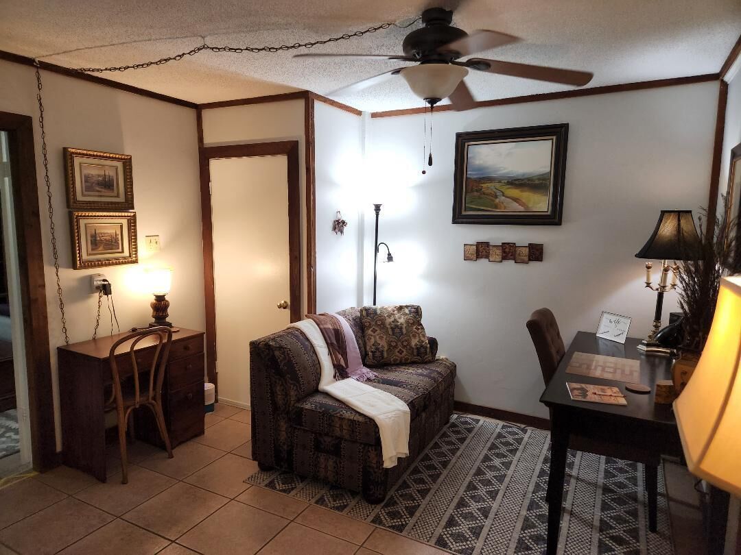 Cottage in the Woods, Safe area, on 6 acres, Free Parking.