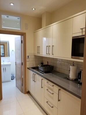 Kühlschrank, Mikrowelle, Ofen, Geschirrspüler