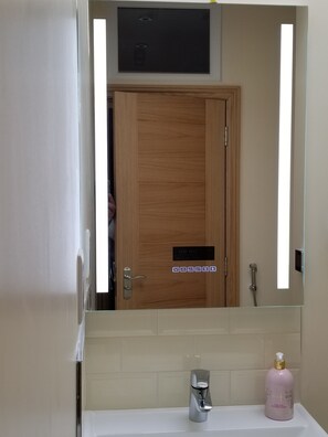 Doccia, asciugacapelli, asciugamani, sapone