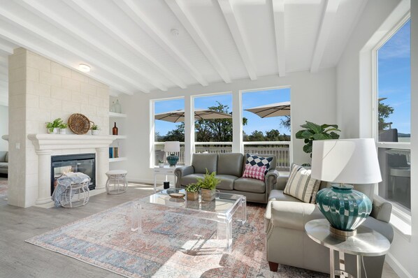 Smart TV, fireplace, stereo