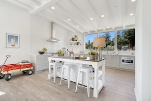 Fridge, microwave, oven, stovetop - Private Vineyard Residence - 10 minutes from Healdsburg
 (Windsor)