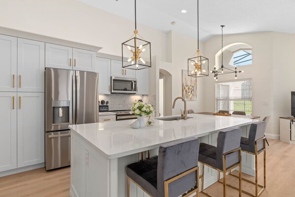 Refrigerador, microondas, horno y parrilla de estufa 