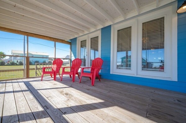 Outdoor dining - Cute Bungalow 2 Bedroom Next to Downtown & Near Water (Rockport)