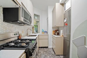 Fridge, microwave, oven, stovetop - 30-Day+ Executive 2Bd in Capitol Hill. Quiet, Furnished, Parking, Near H Street (Washington)